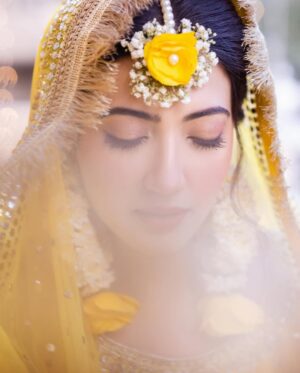 Aymen Saleem Instagram - Mayun ka peela jora made with love by my beautiful mother @shereensaleemstudios 💛 

MUA: @sarasalonandspa_ 🌟🌻
📸 @shahbazshaziofficial 
Event by @parfaireevents

27.12.23