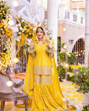 Aymen Saleem Instagram - Mayun ka peela jora made with love by my beautiful mother @shereensaleemstudios 💛 

MUA: @sarasalonandspa_ 🌟🌻
📸 @shahbazshaziofficial 
Event by @parfaireevents

27.12.23