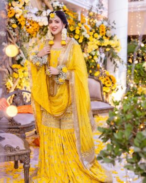 Aymen Saleem Instagram - Mayun ka peela jora made with love by my beautiful mother @shereensaleemstudios 💛 

MUA: @sarasalonandspa_ 🌟🌻
📸 @shahbazshaziofficial 
Event by @parfaireevents

27.12.23