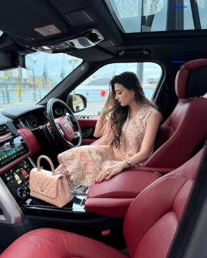Aymen Saleem Instagram - Who needs a professional photographer when you have an Instagram husband? 😜🥰 

PS - flaunting one of my fave designs from @faizasaqlain ‘s latest lawn collection💕 #FSgirl #FSlawn24