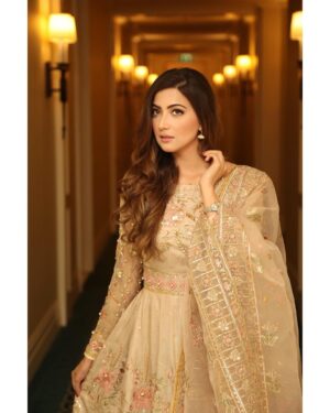 Aymen Saleem Instagram - Eid day 3 in MNR 🌟💡@mohsin.naveed.ranjha 

MUA: @abeeha_mamoon 
Hair stylist: @sabazulfiqar_makeupartist 
📸@ehtasham_saeed