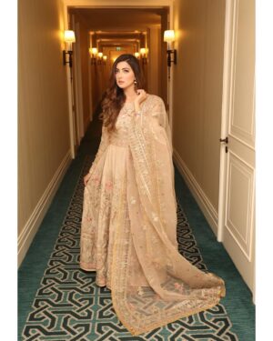 Aymen Saleem Instagram - Eid day 3 in MNR 🌟💡@mohsin.naveed.ranjha 

MUA: @abeeha_mamoon 
Hair stylist: @sabazulfiqar_makeupartist 
📸@ehtasham_saeed