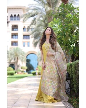 Aymen Saleem Instagram - Feel the sunkiss, while others notice sunburns☀️🌻 

Eid day 2💛

Outfit: @faizasaqlain 
MUA: @abeeha_mamoon 
Hair stylist: @sabazulfiqar_makeupartist 
📸@ehtasham_saeed