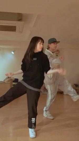 Ayumi Ishida Instagram - ふとしたタイミングで集まろ〜なんて言って一緒に踊らさせて頂きました♪
かえでぃーにも振り付けを考えてもらって
楽しくChillなDanceでございます〜

#dapump #石田亜佑美 #加賀楓 #tomo #ハロプロ