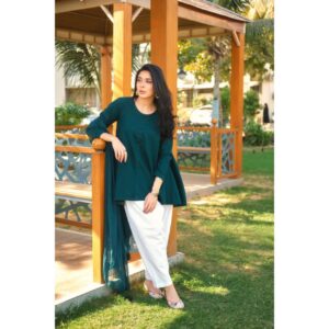 Azekah Daniel Instagram - Golden hours ✨️ & Cosy Vibes Winter Sun,You're the Best 🌞✨️

@jhalakbyznb @salmannahmed

#azekahdaniel #wintersun #cozyvibes