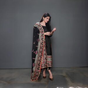 Azekah Daniel Instagram - Azekah Daniel exudes regal charm while wearing the black petunia set from our latest Aureate edit in our Edi collection. Secure yours now to capture this enchanting look.

Secure your own piece now by visiting www.sanoberazfar.com/luxury-pret or contacting us via
WhatsApp at  92 3000881520 for further details and personalized assistance.