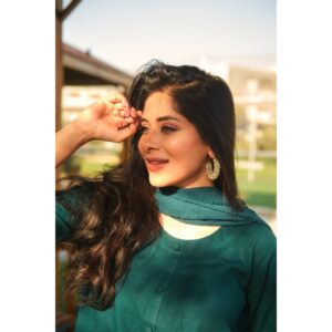 Azekah Daniel Instagram - Golden hours ✨️ & Cosy Vibes Winter Sun,You're the Best 🌞✨️

@jhalakbyznb @salmannahmed

#azekahdaniel #wintersun #cozyvibes
