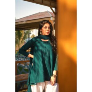 Azekah Daniel Instagram - Golden hours ✨️ & Cosy Vibes Winter Sun,You're the Best 🌞✨️

@jhalakbyznb @salmannahmed

#azekahdaniel #wintersun #cozyvibes