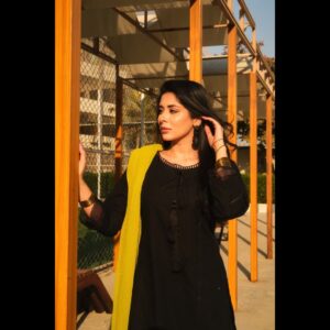 Azekah Daniel Instagram - ✨️🖤✨️
Black in Winters, no it's probably for all seasons 

@jhalakbyznb 
@salmannahmed 

#azekahdaniel #winterwear