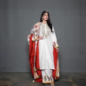 Azekah Daniel Instagram - Azekah Daniel looks stunning in our exquisite Champagne Ensemble, part of the intricately crafted Aureate Edit for our Eid collection.

Purchase now at www.sanoberazfar.com/luxury-pret or reach out to us via WhatsApp at  92 3000881520 for more information and assistance.