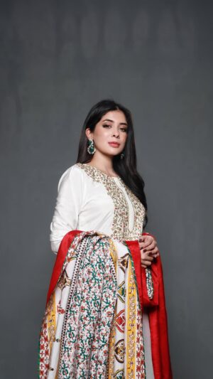 Azekah Daniel Instagram - Azekah Daniel looks stunning in our exquisite Champagne Ensemble, part of the intricately crafted Aureate Edit for our Eid collection.

Purchase now at www.sanoberazfar.com/luxury-pret or reach out to us via WhatsApp at  92 3000881520 for more information and assistance.