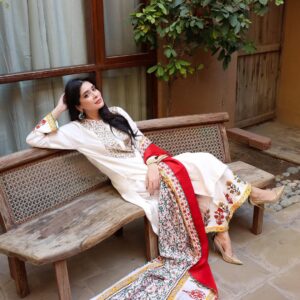 Azekah Daniel Instagram - Azekah Daniel looks stunning in our exquisite Champagne Ensemble, part of the intricately crafted Aureate Edit for our Eid collection. 

Purchase now at www.sanoberazfar.com/luxury-pret or reach out to us via WhatsApp at  92 3000881520 for more information and assistance.