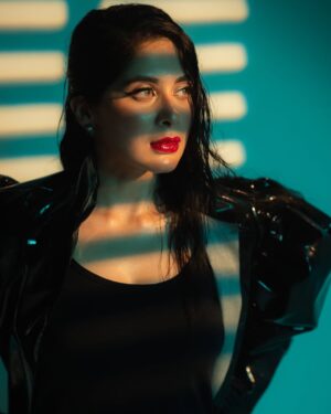 Azekah Daniel Instagram - Secret gives you the confidence to be the center of attention. 😉