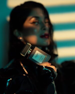 Azekah Daniel Instagram - ‘Secret’ floral vibes all around 🌸

Top Notes: Mimosa, Litchi and Rose

Middle Notes: Gardenia, Tuberose and Orange Blossom

Base Notes: Marzipan ,Suede, Musk, Orris and Ambroxan