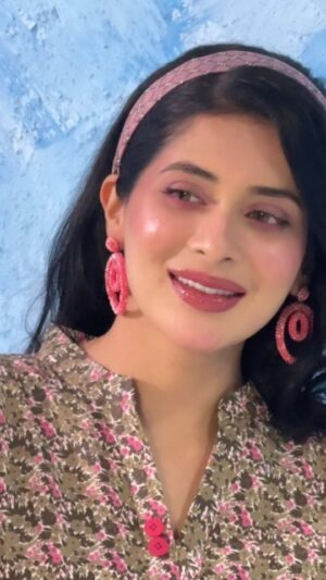 Azekah Daniel Instagram - Spring vibes 🌸

💄 @ghaziusmanofficial
 
#azekahdaniel #bts #photoshoot