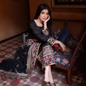Azekah Daniel Instagram - Azekah Daniel exudes regal charm while wearing the black petunia set from our latest Aureate edit in our Edi collection.

Secure your own piece now by visiting
www.sanoberazfar.com/luxury-pret or contacting us via WhatsApp at  92 3000881520 for further details and personalized assistance.