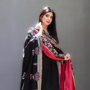Azekah Daniel Instagram - Azekah Daniel exudes regal charm while wearing the black petunia set from our latest Aureate edit in our Edi collection.

Secure your own piece now by visiting
www.sanoberazfar.com/luxury-pret or contacting us via WhatsApp at  92 3000881520 for further details and personalized assistance.
