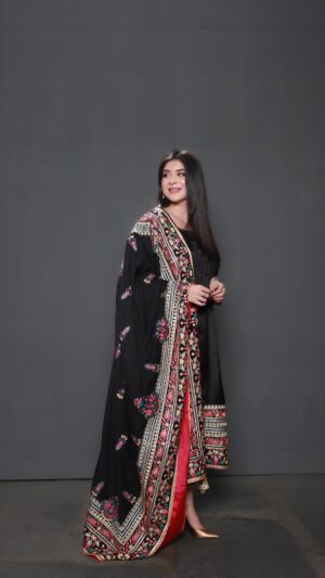 Azekah Daniel Instagram - Azekah Daniel exudes regal charm while wearing the black petunia set from our latest Aureate edit in our Edi collection.

Secure your own piece now by visiting www.sanoberazfar.com/luxury-pret or contacting us via WhatsApp at  92 3000881520 for further details and personalized assistance.