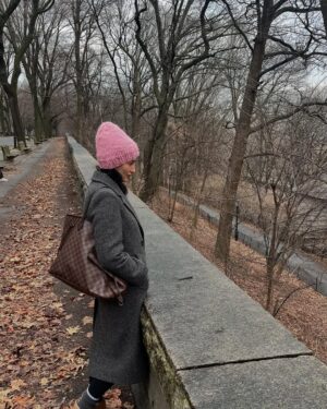 Başak Sayan Instagram - New York Şubat 2025… Evlenmeye karar verdiğimiz yerdi bizim için New York. 10 sene sonra yeniden orada olmak tuhaf hissettirdi. Ne kadar hızlı geçmiş zaman. Ne çok şey olmuş bitmiş. Ne kadar çok şey yaşamışız birlikte… Olağanüstü güzel ve olağanüstü zor deneyimler. Hepsi birlikte. Hayat bu demek. İyisiyle kötüsüyle anılar biriktirmek. Son ana geldiğimizde ve geriye dönüp baktığımızda elimizde olan sadece bunlar olacak çünkü. Sadece anılar… Kıymetini bilmek gerek…