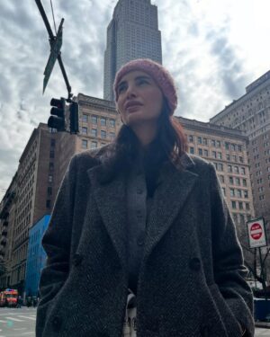 Başak Sayan Instagram - New York Şubat 2025… Evlenmeye karar verdiğimiz yerdi bizim için New York. 10 sene sonra yeniden orada olmak tuhaf hissettirdi. Ne kadar hızlı geçmiş zaman. Ne çok şey olmuş bitmiş. Ne kadar çok şey yaşamışız birlikte… Olağanüstü güzel ve olağanüstü zor deneyimler. Hepsi birlikte. Hayat bu demek. İyisiyle kötüsüyle anılar biriktirmek. Son ana geldiğimizde ve geriye dönüp baktığımızda elimizde olan sadece bunlar olacak çünkü. Sadece anılar… Kıymetini bilmek gerek…