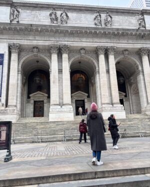 Başak Sayan Instagram - New York Şubat 2025… Evlenmeye karar verdiğimiz yerdi bizim için New York. 10 sene sonra yeniden orada olmak tuhaf hissettirdi. Ne kadar hızlı geçmiş zaman. Ne çok şey olmuş bitmiş. Ne kadar çok şey yaşamışız birlikte… Olağanüstü güzel ve olağanüstü zor deneyimler. Hepsi birlikte. Hayat bu demek. İyisiyle kötüsüyle anılar biriktirmek. Son ana geldiğimizde ve geriye dönüp baktığımızda elimizde olan sadece bunlar olacak çünkü. Sadece anılar… Kıymetini bilmek gerek…