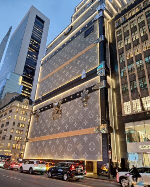 Başak Sayan Instagram - New York Şubat 2025… Evlenmeye karar verdiğimiz yerdi bizim için New York. 10 sene sonra yeniden orada olmak tuhaf hissettirdi. Ne kadar hızlı geçmiş zaman. Ne çok şey olmuş bitmiş. Ne kadar çok şey yaşamışız birlikte… Olağanüstü güzel ve olağanüstü zor deneyimler. Hepsi birlikte. Hayat bu demek. İyisiyle kötüsüyle anılar biriktirmek. Son ana geldiğimizde ve geriye dönüp baktığımızda elimizde olan sadece bunlar olacak çünkü. Sadece anılar… Kıymetini bilmek gerek…