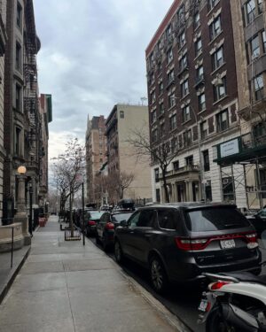 Başak Sayan Instagram - New York Şubat 2025… Evlenmeye karar verdiğimiz yerdi bizim için New York. 10 sene sonra yeniden orada olmak tuhaf hissettirdi. Ne kadar hızlı geçmiş zaman. Ne çok şey olmuş bitmiş. Ne kadar çok şey yaşamışız birlikte… Olağanüstü güzel ve olağanüstü zor deneyimler. Hepsi birlikte. Hayat bu demek. İyisiyle kötüsüyle anılar biriktirmek. Son ana geldiğimizde ve geriye dönüp baktığımızda elimizde olan sadece bunlar olacak çünkü. Sadece anılar… Kıymetini bilmek gerek…