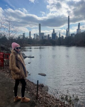 Başak Sayan Instagram - New York Şubat 2025… Evlenmeye karar verdiğimiz yerdi bizim için New York. 10 sene sonra yeniden orada olmak tuhaf hissettirdi. Ne kadar hızlı geçmiş zaman. Ne çok şey olmuş bitmiş. Ne kadar çok şey yaşamışız birlikte… Olağanüstü güzel ve olağanüstü zor deneyimler. Hepsi birlikte. Hayat bu demek. İyisiyle kötüsüyle anılar biriktirmek. Son ana geldiğimizde ve geriye dönüp baktığımızda elimizde olan sadece bunlar olacak çünkü. Sadece anılar… Kıymetini bilmek gerek…