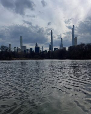 Başak Sayan Instagram - New York Şubat 2025… Evlenmeye karar verdiğimiz yerdi bizim için New York. 10 sene sonra yeniden orada olmak tuhaf hissettirdi. Ne kadar hızlı geçmiş zaman. Ne çok şey olmuş bitmiş. Ne kadar çok şey yaşamışız birlikte… Olağanüstü güzel ve olağanüstü zor deneyimler. Hepsi birlikte. Hayat bu demek. İyisiyle kötüsüyle anılar biriktirmek. Son ana geldiğimizde ve geriye dönüp baktığımızda elimizde olan sadece bunlar olacak çünkü. Sadece anılar… Kıymetini bilmek gerek…