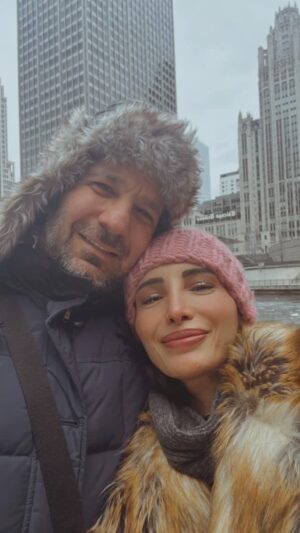 Başak Sayan Instagram - Çok zor geçen 7 ayın ardından nefes almak gibi bir his bu yaşadığım. Sanki aylardır suyun altında nefesimi tutmuş bekliyordum. Birden suyun üzerine çıktım ve dolu dolu ciğerlerimi şişiriyorum. Zor zamanlardan geçiyorsanız her gecenin bir sabahı, her kışın bir baharı olduğunu sakın aklınızdan çıkartmayın. Tıpkı benim kendime her gün fısıldadığım gibi… 
#chicago #family #love