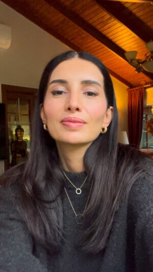 Başak Sayan Instagram - Arayan soran, mesaj atan herkese, bütün arkadaşlarıma, tüm okurlarıma, öğrencilerime ve takipçilerime çok teşekkür ederim. Yaşamımın en zor dönemlerinden biri hala devam ediyor olsa da hayatıma devam etmek zorunda olduğumu biliyorum. Benim gibi zor bir sönemden geçmekte olan herkese tek söyleyebileceğim; bu süreç de geçecek, tıpkı diğer iyi ve kötü her şeyin geçtiği gibi. Bazen kötü zannettiklerimiz iyiliğin maske giymiş hali olabiliyor… Sevgilerimle