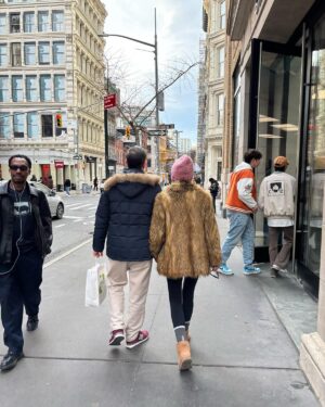 Başak Sayan Instagram - New York Şubat 2025… Evlenmeye karar verdiğimiz yerdi bizim için New York. 10 sene sonra yeniden orada olmak tuhaf hissettirdi. Ne kadar hızlı geçmiş zaman. Ne çok şey olmuş bitmiş. Ne kadar çok şey yaşamışız birlikte… Olağanüstü güzel ve olağanüstü zor deneyimler. Hepsi birlikte. Hayat bu demek. İyisiyle kötüsüyle anılar biriktirmek. Son ana geldiğimizde ve geriye dönüp baktığımızda elimizde olan sadece bunlar olacak çünkü. Sadece anılar… Kıymetini bilmek gerek…