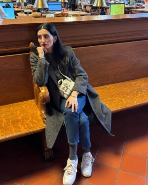 Başak Sayan Instagram - New York Şubat 2025… Evlenmeye karar verdiğimiz yerdi bizim için New York. 10 sene sonra yeniden orada olmak tuhaf hissettirdi. Ne kadar hızlı geçmiş zaman. Ne çok şey olmuş bitmiş. Ne kadar çok şey yaşamışız birlikte… Olağanüstü güzel ve olağanüstü zor deneyimler. Hepsi birlikte. Hayat bu demek. İyisiyle kötüsüyle anılar biriktirmek. Son ana geldiğimizde ve geriye dönüp baktığımızda elimizde olan sadece bunlar olacak çünkü. Sadece anılar… Kıymetini bilmek gerek…