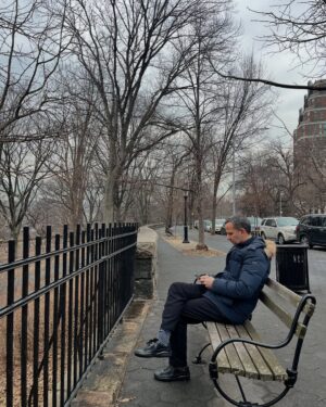 Başak Sayan Instagram - New York Şubat 2025… Evlenmeye karar verdiğimiz yerdi bizim için New York. 10 sene sonra yeniden orada olmak tuhaf hissettirdi. Ne kadar hızlı geçmiş zaman. Ne çok şey olmuş bitmiş. Ne kadar çok şey yaşamışız birlikte… Olağanüstü güzel ve olağanüstü zor deneyimler. Hepsi birlikte. Hayat bu demek. İyisiyle kötüsüyle anılar biriktirmek. Son ana geldiğimizde ve geriye dönüp baktığımızda elimizde olan sadece bunlar olacak çünkü. Sadece anılar… Kıymetini bilmek gerek…
