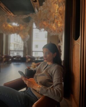 Başak Sayan Instagram - New York Şubat 2025… Evlenmeye karar verdiğimiz yerdi bizim için New York. 10 sene sonra yeniden orada olmak tuhaf hissettirdi. Ne kadar hızlı geçmiş zaman. Ne çok şey olmuş bitmiş. Ne kadar çok şey yaşamışız birlikte… Olağanüstü güzel ve olağanüstü zor deneyimler. Hepsi birlikte. Hayat bu demek. İyisiyle kötüsüyle anılar biriktirmek. Son ana geldiğimizde ve geriye dönüp baktığımızda elimizde olan sadece bunlar olacak çünkü. Sadece anılar… Kıymetini bilmek gerek…