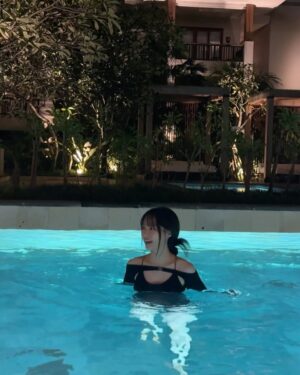 Bae Yoon-kyung Instagram - ☺️✨