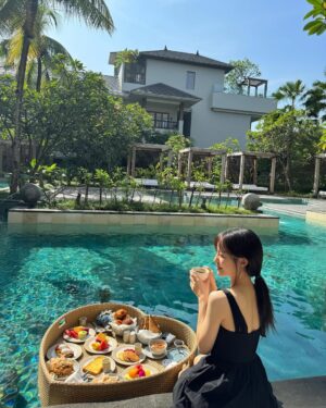 Bae Yoon-kyung Instagram - ☺️✨