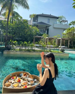 Bae Yoon-kyung Instagram - ☺️✨