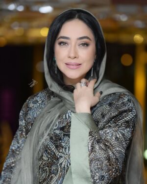 Bahare Kianafshar Instagram - .
ابان و ابانی ها در 
حضور در ایین رونمایی از پلتفرم شیدا
در تالار وحدت 

‏@sheyda.vod 
.
عکس سروش منوچهری
.
@soroushmn_ 
.
لباس غزاله عطاپور
.
‏@daphne.iran 
.
میکاپ سالومه زرندی نیا
.
‏@makeupbysaloume 
.
اکسسوری نینا سعید
.
‏@noungold
.
#سریال #سریال_آبان #پلتفرم_شیدا #شیدا #ایران #سریال_ایرانی #بهاره_کیان_افشار #irania #iraniannactress #iranian_photography #photography #iranianwomen #baharekianafshar #2025