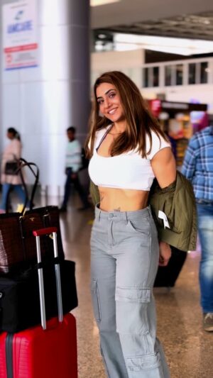 Balreet Mann Instagram - This is how I love to travel—loose trousers, a crop top, a comfy shrug or jacket, and sneakers. No makeup, just gloss, and all about feeling relaxed.✨ Made this little reel on my go-to travel style—hope you guys like it! 💛

✈️ #TravelInComfort #EffortlessStyle#simplestyle #balreetmann #fitmommy #fitnessmotivation #momboss #onelifeliveit #airportstyle #fashionstyle #thursdaymood❤️ #reelitfeelit❤️❤️