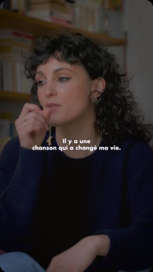 Barbara Pravi Instagram - Le 8 mars 2020, j’ai sorti « CHAIR » 
Quelques jours après, le COVID nous enfermait chez nous pour plusieurs mois. 
Cette chanson a changé ma vie. 
Pour la première fois je ne me suis plus sentie seule. Nous étions des milliers. Nous nous sommes écrits, nous nous sommes confiées, dans l’isolement nous avions créé du lien. 
Depuis, grâce à elle, je n’ai plus peur de parler de sujets qu’on dit ou croit lourds. 
Plus peur de raconter. 
Cette chanson m’a appris à écouter aussi. 
Elle m’a appris la puissance de la vérité, du témoignage et du partage 
À prendre soin de la parole des autres femmes. 

Je me souviens de la sensation de force que j’avais en moi lorsque je l’ai enregistré. Des pleurs à la première écoute. 
Puis de celle de petitesse et d’impudeur quelques minutes avant sa sortie. 
J’étais toute seule chez moi et j’ai fondu en larmes. Je me suis demandé si ça avait vraiment un sens tout ça. 
Puis @novemberultra m’a envoyé un texto qui disait « j’espère que tu célèbres ta sortie et que tu es fière de toi ». Ça m’a rappelé que oui, il faut célébrer ses petites victoires, et ses grandes aussi. 

Cette chanson on l’a faite à plusieurs mains, je couvais ce texte depuis des années sans réussir à le traduire avec justesse parce que c’était trop proche de moi, trop brûlant. 
Merci à Raphaël, Théo, Sandra et Vincha d’avoir apporté écoute et soutien. 
Avec ma mère et Bénédicte on avait passé plusieurs jours à coudre sur chaque béret que portent les femmes et hommes du clip le nom de personnes importantes pour moi, des gens qui avaient toujours été des aliés dans ma vie, morts ou vivants, de cette façon il seraient avec moi et nous dans cette marche pour toujours. 

Sans le savoir je m’avançais
J’avançais vers ma chair chérie

Elle résonne toujours autant pour moi en 2025. 
Si vous étiez déjà là, n’hésitez pas à mettre un 🫂 en commentaire. Vive les 🫂

🎥 @thibault_manuel