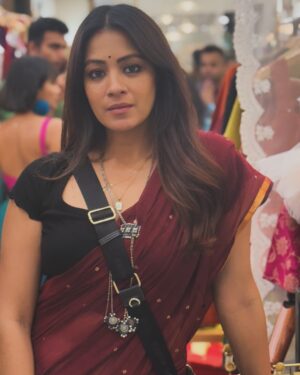 Barkha Bisht Sengupta Instagram - Also just a girl in a saree !!! ♥️ 

#loveforsarees #normalisesareeasdailywear 
Wearing : @suta_bombay