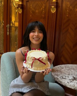 Bé Hà Nguyen Instagram - Je mi 28!!!🥳🎂🫠 Pocitově 23, mentálně občas 15 i 45, záleží na náladě a energii.🧚🏻‍♀️ A víte co? Jsou to zatím ta nejlepší léta vůbec. Vím co chci, koho vedle sebe chci, mám ráda život a naučila jsem se mít ráda i sebe. A to je nejvíc!💖