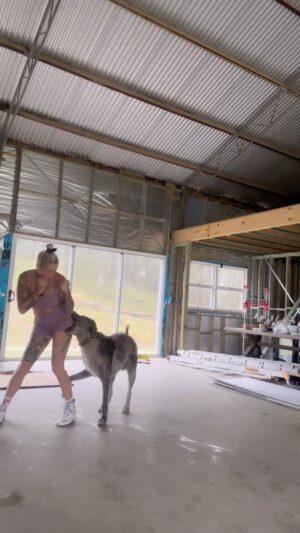 Bec Rawlings Instagram - Footwork drills with Smellvis 🐺