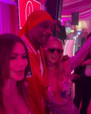 Bella Thorne Instagram - Who better to Slive with than the queen of Sliving herself 👸🩷 HAPPY BIRTHDAY PARIS BABY @parishilton