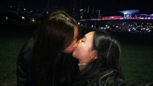Bella Yang Instagram - 第五個情人節💌
今年沒有大老遠的跑去一個地點
也沒有去特別高級的餐廳
而是平平淡淡卻覺得溫馨的過完這一天
時間過得很快
從23歲時遇到妳到現在28歲了
五年前的某一天，我遇見了妳
那時的我們或許還不明白
這段旅程會有多少快樂
多少讓人紅了眼眶的時刻
但我們依舊牽著對方的手走過這些

我們吵過架，也有彼此不懂對方的時候
我們都有過疲憊、懷疑
但每次我們還是選擇了回到彼此身邊
選擇了擁抱，選擇了理解
原來愛並不是一帆風順
而是即使風雨再大，我們都願意為彼此撐傘

妳總是用妳的溫柔邀請我進入這個世界
我愛妳的浪漫，愛妳看世界的方式
愛妳讓這個世界多了一點夢幻與柔軟。
我想和妳走過所有四季
想在日落時分拉著妳的手散步
想在夜深人靜時聽妳說那些只屬於我們的悄悄話。
我愛妳，我想看見妳的笑容，去擁抱妳的靈魂
讓妳知道在這個世界上，無論發生什麼
我都站在妳身邊，像以前一樣

愛情最美的地方，是當熱戀的悸動過去
仍然願意用心去經營、去珍惜
是一次又一次在對方身上找到愛的理由
是在漫長歲月裡不斷確認
「我依然想和妳走下去」的心意
即使世界變了，我還是想要與妳並肩看風景
我想陪妳很久很久
我常想我哪來的資格去擁有這麼完美的妳
在這不完美的世界
我不貪婪能遇見妳就很不錯了