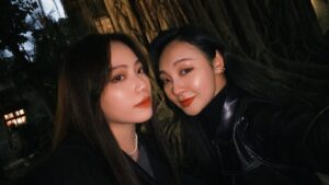 Bella Yang Instagram - 第五個情人節💌
今年沒有大老遠的跑去一個地點
也沒有去特別高級的餐廳
而是平平淡淡卻覺得溫馨的過完這一天
時間過得很快
從23歲時遇到妳到現在28歲了
五年前的某一天，我遇見了妳
那時的我們或許還不明白
這段旅程會有多少快樂
多少讓人紅了眼眶的時刻
但我們依舊牽著對方的手走過這些

我們吵過架，也有彼此不懂對方的時候
我們都有過疲憊、懷疑
但每次我們還是選擇了回到彼此身邊
選擇了擁抱，選擇了理解
原來愛並不是一帆風順
而是即使風雨再大，我們都願意為彼此撐傘

妳總是用妳的溫柔邀請我進入這個世界
我愛妳的浪漫，愛妳看世界的方式
愛妳讓這個世界多了一點夢幻與柔軟。
我想和妳走過所有四季
想在日落時分拉著妳的手散步
想在夜深人靜時聽妳說那些只屬於我們的悄悄話。
我愛妳，我想看見妳的笑容，去擁抱妳的靈魂
讓妳知道在這個世界上，無論發生什麼
我都站在妳身邊，像以前一樣

愛情最美的地方，是當熱戀的悸動過去
仍然願意用心去經營、去珍惜
是一次又一次在對方身上找到愛的理由
是在漫長歲月裡不斷確認
「我依然想和妳走下去」的心意
即使世界變了，我還是想要與妳並肩看風景
我想陪妳很久很久
我常想我哪來的資格去擁有這麼完美的妳
在這不完美的世界
我不貪婪能遇見妳就很不錯了