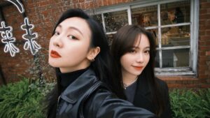Bella Yang Instagram - 第五個情人節💌
今年沒有大老遠的跑去一個地點
也沒有去特別高級的餐廳
而是平平淡淡卻覺得溫馨的過完這一天
時間過得很快
從23歲時遇到妳到現在28歲了
五年前的某一天，我遇見了妳
那時的我們或許還不明白
這段旅程會有多少快樂
多少讓人紅了眼眶的時刻
但我們依舊牽著對方的手走過這些

我們吵過架，也有彼此不懂對方的時候
我們都有過疲憊、懷疑
但每次我們還是選擇了回到彼此身邊
選擇了擁抱，選擇了理解
原來愛並不是一帆風順
而是即使風雨再大，我們都願意為彼此撐傘

妳總是用妳的溫柔邀請我進入這個世界
我愛妳的浪漫，愛妳看世界的方式
愛妳讓這個世界多了一點夢幻與柔軟。
我想和妳走過所有四季
想在日落時分拉著妳的手散步
想在夜深人靜時聽妳說那些只屬於我們的悄悄話。
我愛妳，我想看見妳的笑容，去擁抱妳的靈魂
讓妳知道在這個世界上，無論發生什麼
我都站在妳身邊，像以前一樣

愛情最美的地方，是當熱戀的悸動過去
仍然願意用心去經營、去珍惜
是一次又一次在對方身上找到愛的理由
是在漫長歲月裡不斷確認
「我依然想和妳走下去」的心意
即使世界變了，我還是想要與妳並肩看風景
我想陪妳很久很久
我常想我哪來的資格去擁有這麼完美的妳
在這不完美的世界
我不貪婪能遇見妳就很不錯了