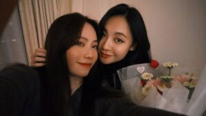 Bella Yang Instagram - 第五個情人節💌
今年沒有大老遠的跑去一個地點
也沒有去特別高級的餐廳
而是平平淡淡卻覺得溫馨的過完這一天
時間過得很快
從23歲時遇到妳到現在28歲了
五年前的某一天，我遇見了妳
那時的我們或許還不明白
這段旅程會有多少快樂
多少讓人紅了眼眶的時刻
但我們依舊牽著對方的手走過這些

我們吵過架，也有彼此不懂對方的時候
我們都有過疲憊、懷疑
但每次我們還是選擇了回到彼此身邊
選擇了擁抱，選擇了理解
原來愛並不是一帆風順
而是即使風雨再大，我們都願意為彼此撐傘

妳總是用妳的溫柔邀請我進入這個世界
我愛妳的浪漫，愛妳看世界的方式
愛妳讓這個世界多了一點夢幻與柔軟。
我想和妳走過所有四季
想在日落時分拉著妳的手散步
想在夜深人靜時聽妳說那些只屬於我們的悄悄話。
我愛妳，我想看見妳的笑容，去擁抱妳的靈魂
讓妳知道在這個世界上，無論發生什麼
我都站在妳身邊，像以前一樣

愛情最美的地方，是當熱戀的悸動過去
仍然願意用心去經營、去珍惜
是一次又一次在對方身上找到愛的理由
是在漫長歲月裡不斷確認
「我依然想和妳走下去」的心意
即使世界變了，我還是想要與妳並肩看風景
我想陪妳很久很久
我常想我哪來的資格去擁有這麼完美的妳
在這不完美的世界
我不貪婪能遇見妳就很不錯了