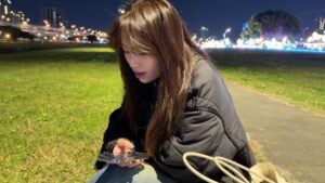 Bella Yang Instagram - 第五個情人節💌
今年沒有大老遠的跑去一個地點
也沒有去特別高級的餐廳
而是平平淡淡卻覺得溫馨的過完這一天
時間過得很快
從23歲時遇到妳到現在28歲了
五年前的某一天，我遇見了妳
那時的我們或許還不明白
這段旅程會有多少快樂
多少讓人紅了眼眶的時刻
但我們依舊牽著對方的手走過這些

我們吵過架，也有彼此不懂對方的時候
我們都有過疲憊、懷疑
但每次我們還是選擇了回到彼此身邊
選擇了擁抱，選擇了理解
原來愛並不是一帆風順
而是即使風雨再大，我們都願意為彼此撐傘

妳總是用妳的溫柔邀請我進入這個世界
我愛妳的浪漫，愛妳看世界的方式
愛妳讓這個世界多了一點夢幻與柔軟。
我想和妳走過所有四季
想在日落時分拉著妳的手散步
想在夜深人靜時聽妳說那些只屬於我們的悄悄話。
我愛妳，我想看見妳的笑容，去擁抱妳的靈魂
讓妳知道在這個世界上，無論發生什麼
我都站在妳身邊，像以前一樣

愛情最美的地方，是當熱戀的悸動過去
仍然願意用心去經營、去珍惜
是一次又一次在對方身上找到愛的理由
是在漫長歲月裡不斷確認
「我依然想和妳走下去」的心意
即使世界變了，我還是想要與妳並肩看風景
我想陪妳很久很久
我常想我哪來的資格去擁有這麼完美的妳
在這不完美的世界
我不貪婪能遇見妳就很不錯了